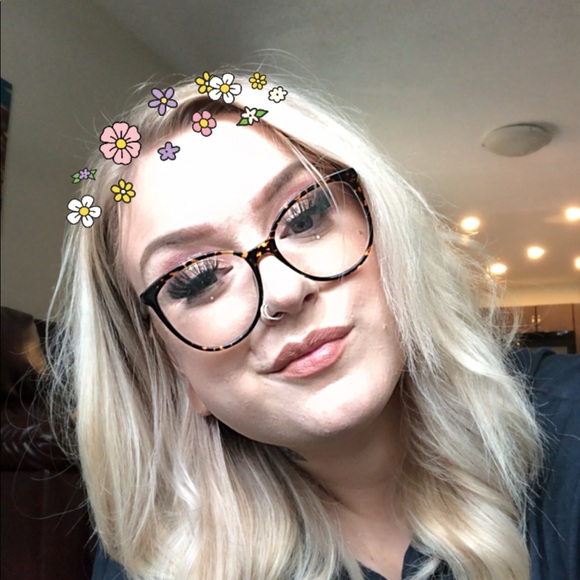 Meet your Posher, Leah - Picture 2 of 7